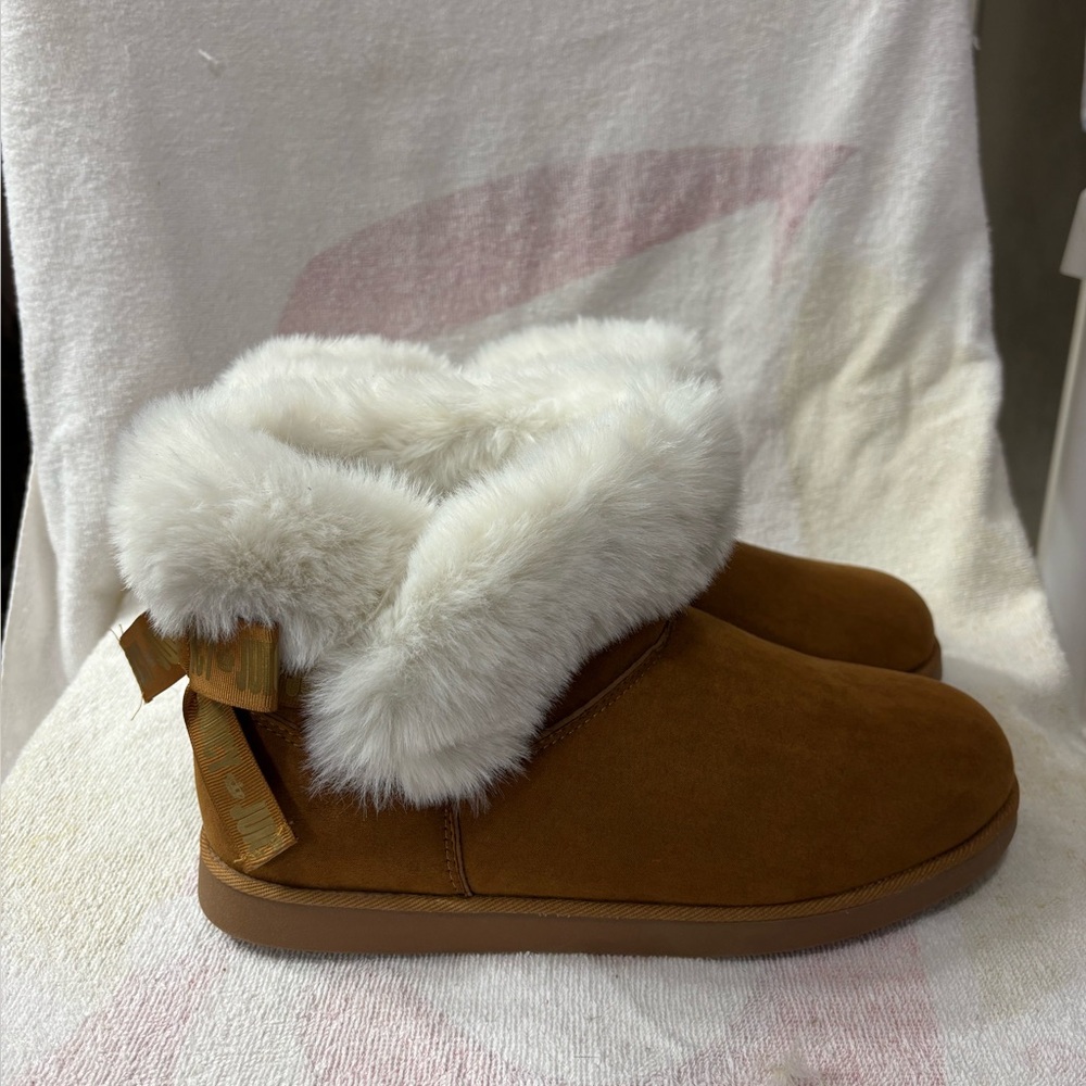 Juicy Couture King Brown
Cognac Mirco Faux Fur Winter Boots Size 11